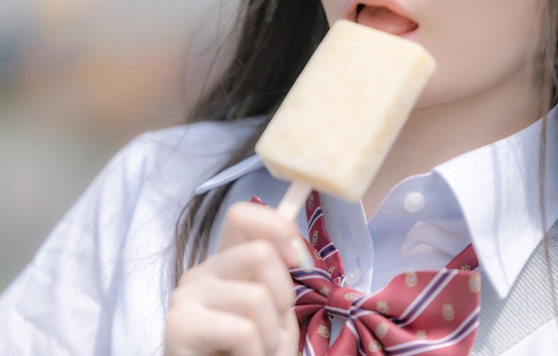 アイスを食べる女子高生の口元の写真