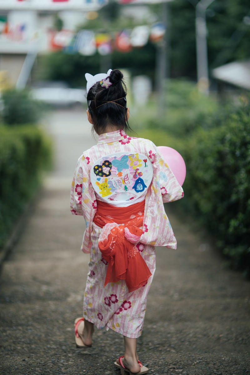 お祭り帰りの浴衣少女の後ろ姿の写真