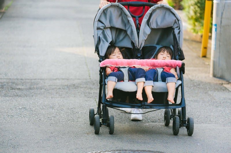 外出時の子どものお昼寝（二人乗りベビーカー）の写真