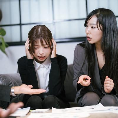 提案資料の内容がひどすぎて頭を抱える女子社員たちの写真