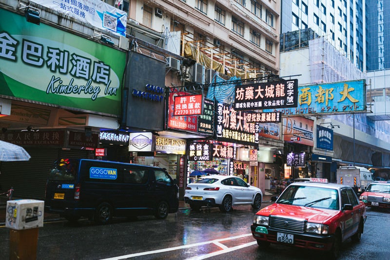 香港らしい看板と建物の写真