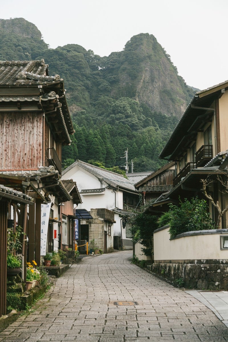 険しい山々がそびえ立つ伊万里市の大川内山の写真