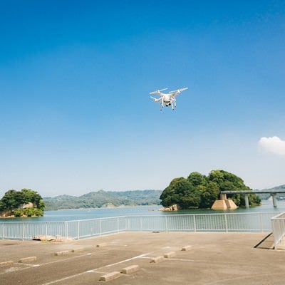 イマリンビーチでドローンを飛ばすの写真