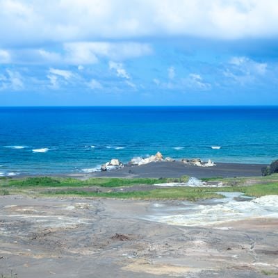 湯気が立つ日迎浜の岩の写真