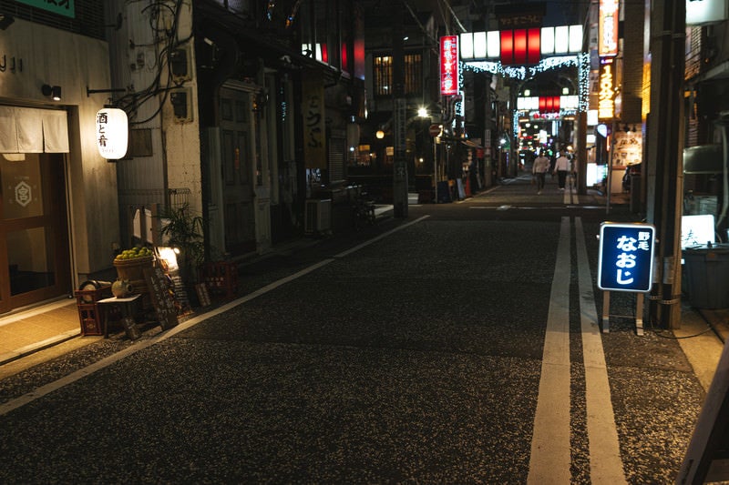 路地から見る野毛小路の電飾看板の写真