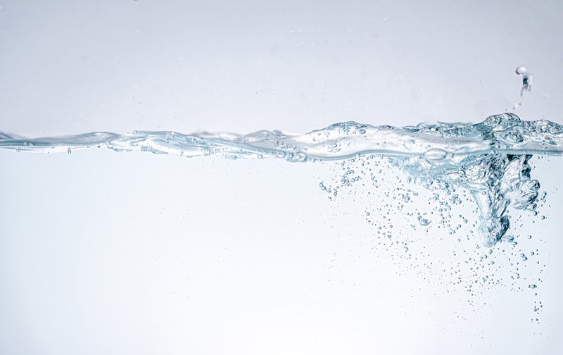 水槽に注がれた水と波の写真