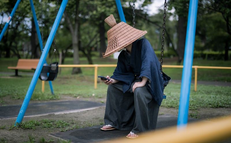 お祈りメールに項垂れる転職活動中の侍の写真