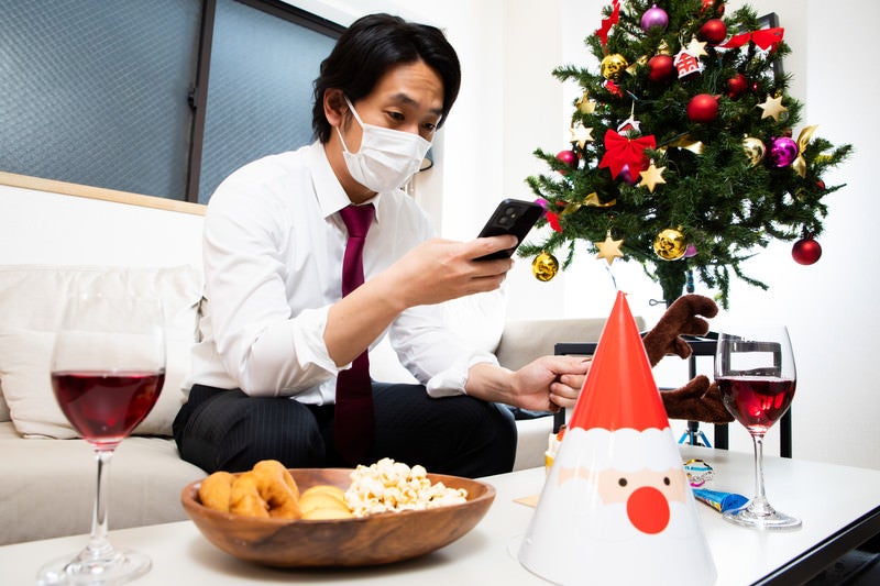 クリスマスパーティーがまさかのドタキャン連発でひとり寂しい幹事の男性の写真