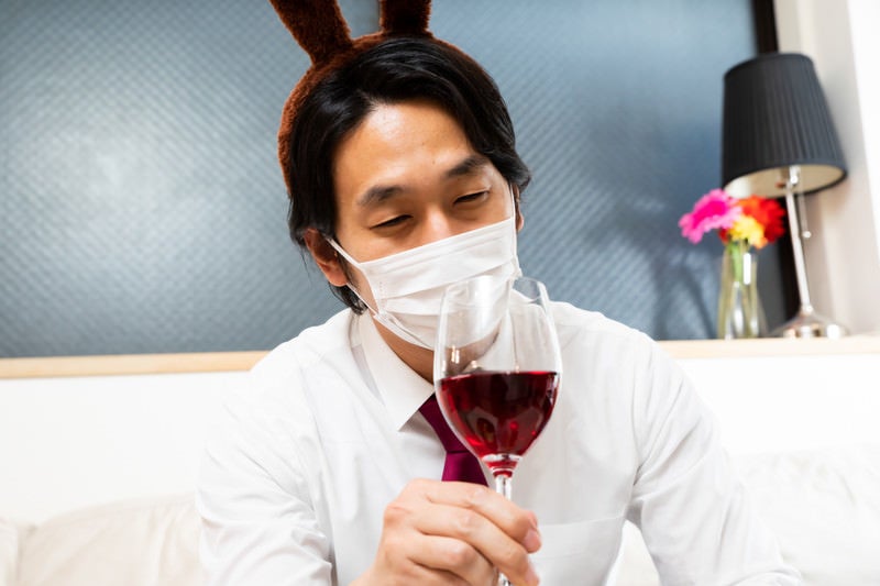 赤ワインを飲むトナカイ男子の写真