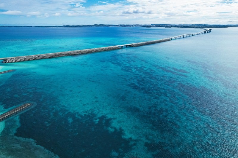 宮古島の海を突っ切る伊良部大橋の写真