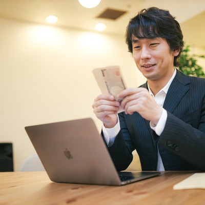 特別定額給付金の支給に喜ぶ男性の写真