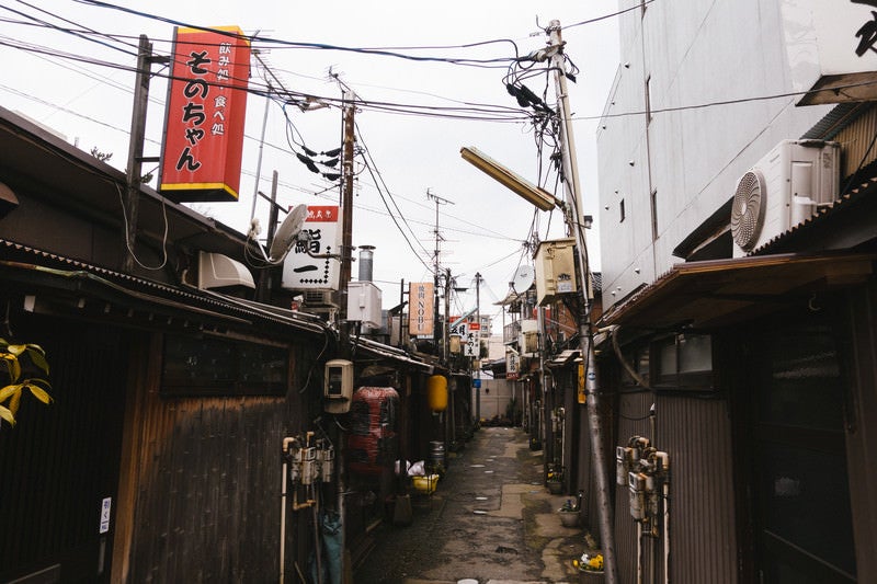 路地裏の飲み屋街の写真