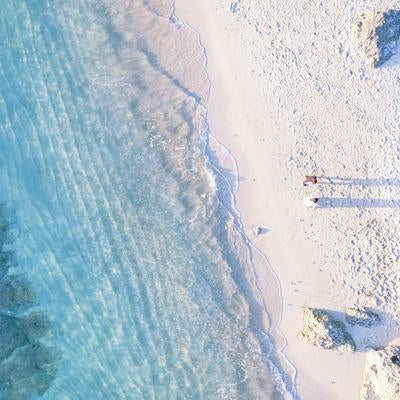 ムスヌン浜の砂浜を歩く観光客の写真