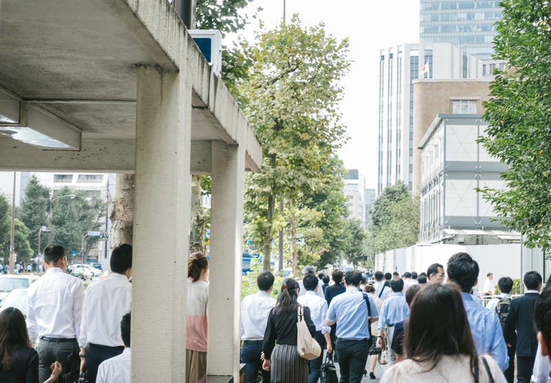 朝に出勤する人混みの写真