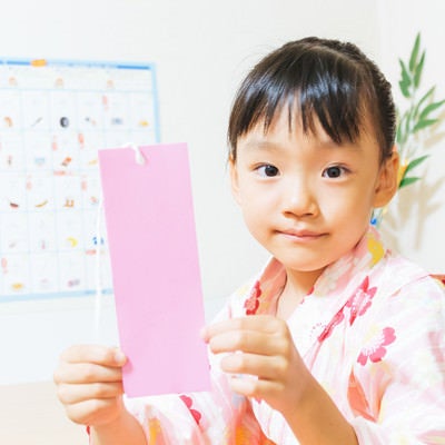 七夕の短冊に願いことを書くよの写真