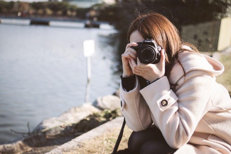 デート中にカメラを向けてくる彼女の写真