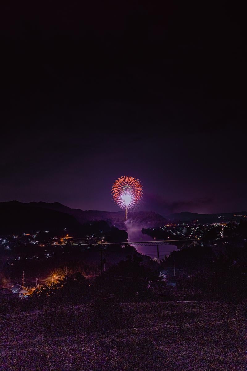 岐阜県八百津町花火大会で紫色に光る花火の写真