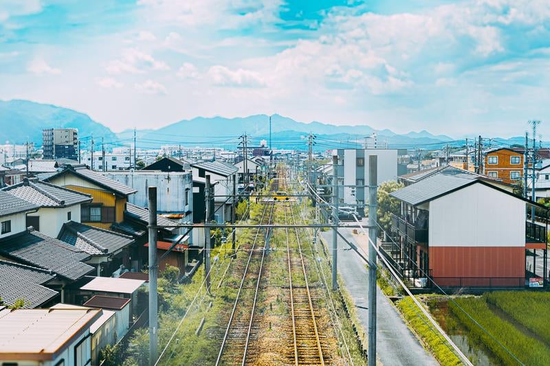 町の中心を走る線路の写真