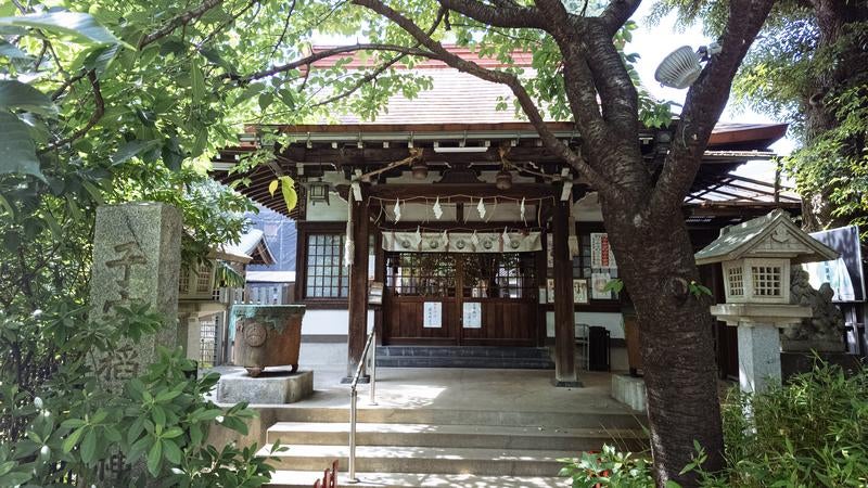 池袋に鎮守する子安稲荷神社の写真