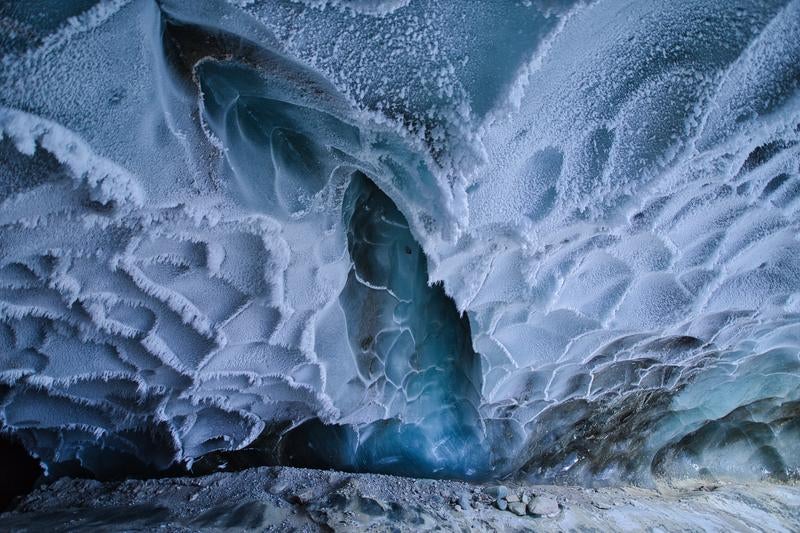 氷の洞窟内の壁面模様の写真