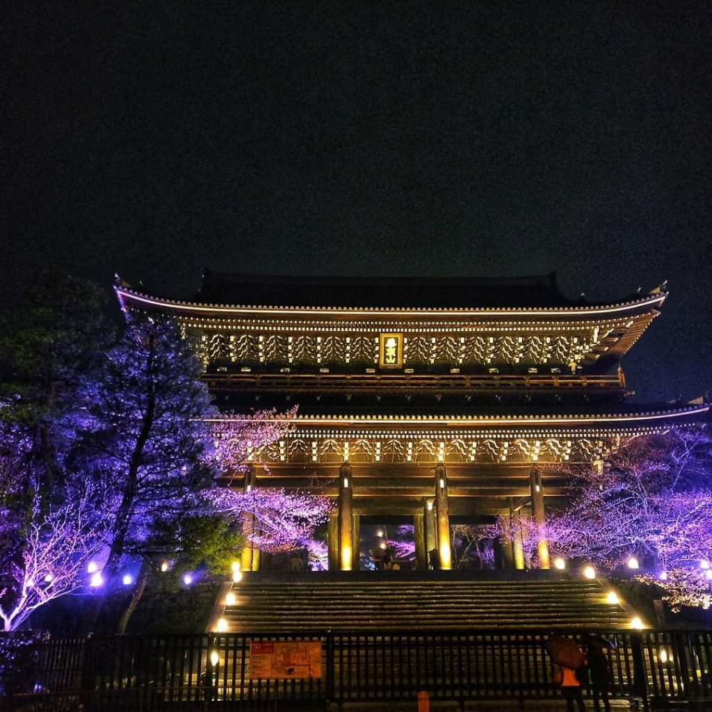 Fushimi Inari Shrine in Kyoto, photo credit: @orslnsight