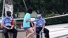 女生跨 男生弯腰 大哥细节了