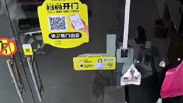 无人看守24小时便利店 遇“讲究”大哥，“他本来可以拿走 但是并没有拿”，网友：男人在有烟没火的时候