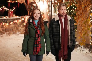 FALLING FOR CHRISTMAS, from left: Lindsay Lohan, Chord Overstreet, 2022. ph: Scott Everett White / © Netflix / courtesy Everett Collection