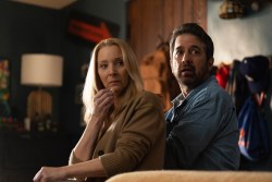 NO GOOD DEED. (L to R) Lisa Kudrow as Lydia and Ray Romano as Paul in Episode 101 of No Good Deed. Cr. SAEED ADYANI/Netflix © 2024