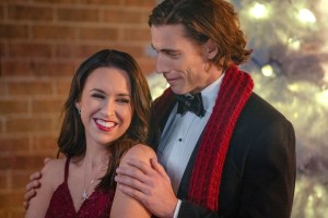 HOT FROSTY, from left: Lacey Chabert, Dustin Milligan, 2024. ph: Petr Maur /© Netflix /Courtesy Everett Collection