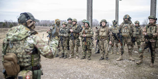 husarska9_Gian Marco BenedettoAnadolu via Getty Images_ukrainesoldierstraining