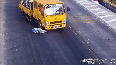 Cade in moto in autostrada. Salvato dal casco