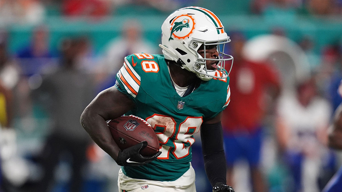 Miami Dolphins running back De'Von Achane (28) rushes with the ball against the Buffalo Bills during the second half at Hard Rock Stadium. 