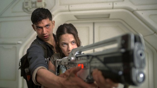 Article thumbnail: Archie Renaux and Cailee Spaeny in a 'Alien: Romulus' (Photo: 20th Century Studios/AP)