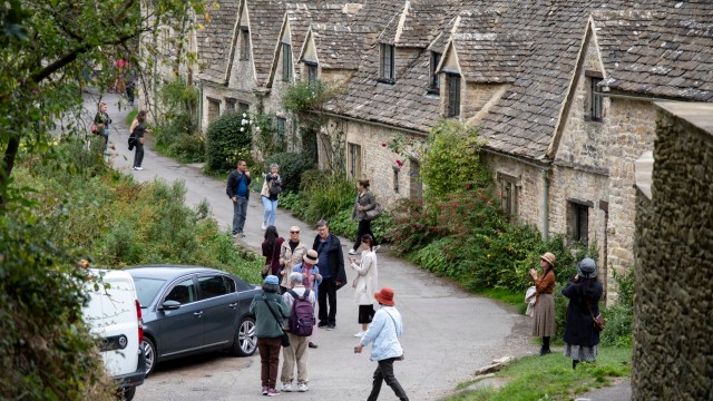 Article thumbnail: bibury cotswolds tourism overtourism tourist crowds