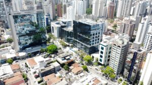 Vista aérea de vários prédios entre eles a nova torre do hospital Vila Nova Star em São Paulo