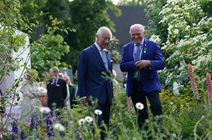 LONDON, ENGLAND - MAY 20: Britain's King Charles III (L) visits the 2024 RHS Chelsea Flower Show on May 20, 2024 in London, England.  The Chelsea flower show is held annually in the grounds of the Royal Hospital Chelsea. (Photo by Arthur Edwards - WPA Pool/Getty Images)