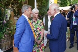 LONDON, ENGLAND - MAY 20: Britain's King Charles III (R) speaks with Alan Titchmarsh (L) during a visit to the 2024 RHS Chelsea Flower Show on May 20, 2024 in London, England.  The Chelsea flower show is held annually in the grounds of the Royal Hospital Chelsea. (Photo by Arthur Edwards - WPA Pool/Getty Images)