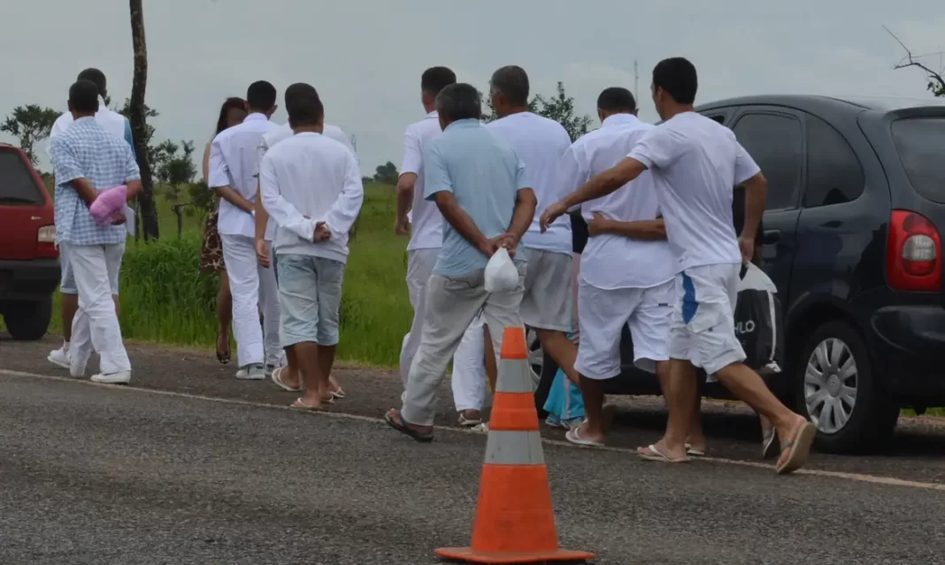 Imagem mostra presos durante saidinha temporária