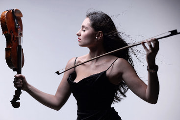 The French violinist Esther Abrami