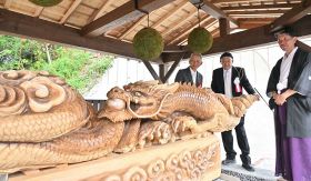 ご神木が「青龍」に　チェーンソーで彫刻、和歌山・みなべの須賀神社