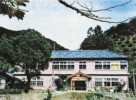 廃校舎の物語／（２０）／島之瀬小学校（みなべ町）／残るのは石碑とソテツ