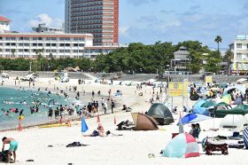 【動画】白良浜の夏再開　「巨大地震注意」終了も夏の観光に打撃、和歌山