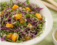 Prato com Salada de couve, repolho e manga ao molho de gorgonzola