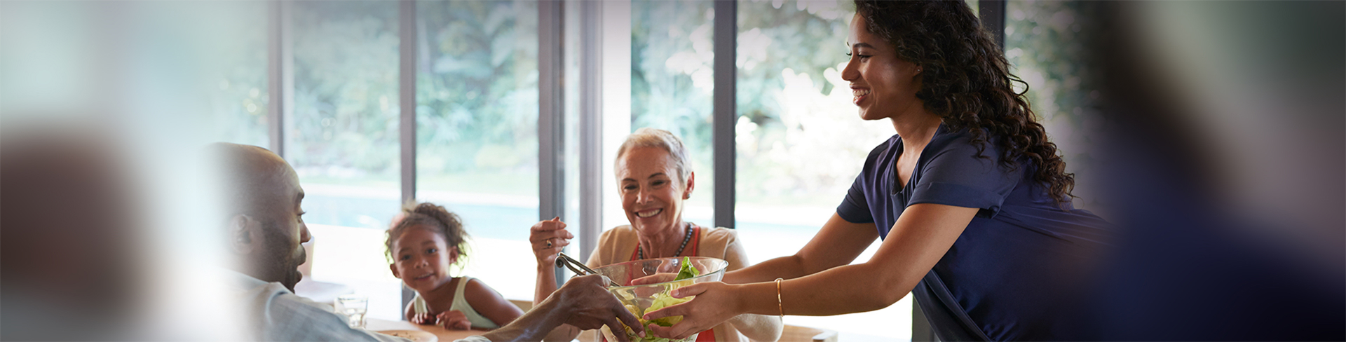 Pessoas em um almoço em família