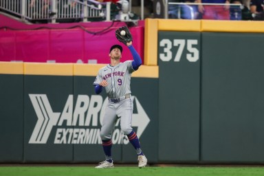 Brandon Nimmo catches a flyball Mets Braves