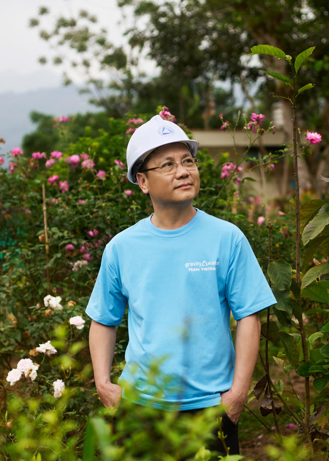 Phan Viet Dung mit einem Schutzhelm im Freien.
