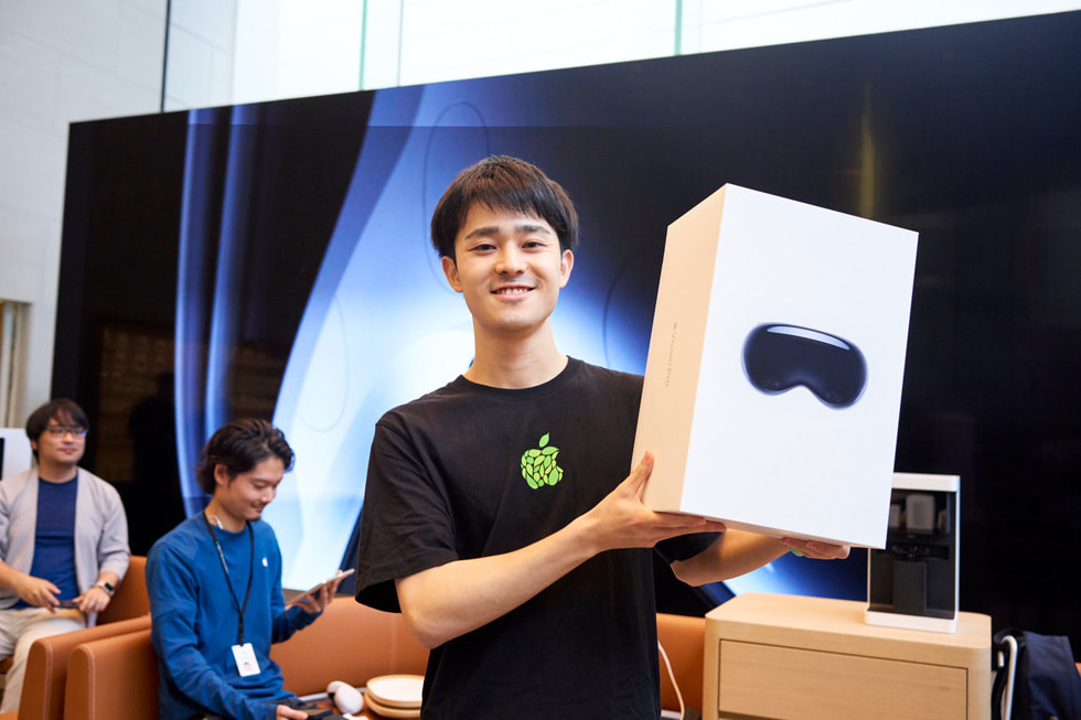 Un cliente muestra su Apple Vision Pro recién adquirido en Apple Omotesando.