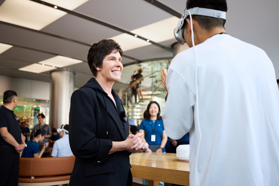 Deirdre O’Brien charla con un cliente que usa un Apple Vision Pro.