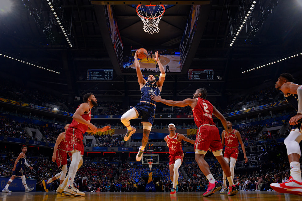 Photo tirée du NBA All-Star Weekend 2024, montrant des joueurs de basketball sur le terrain.